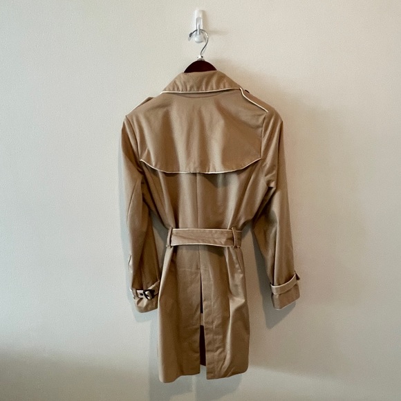 Gap trench coat. Size XS. Khaki outer shell. Polka dot lined. Great condition. - Picture 4 of 9